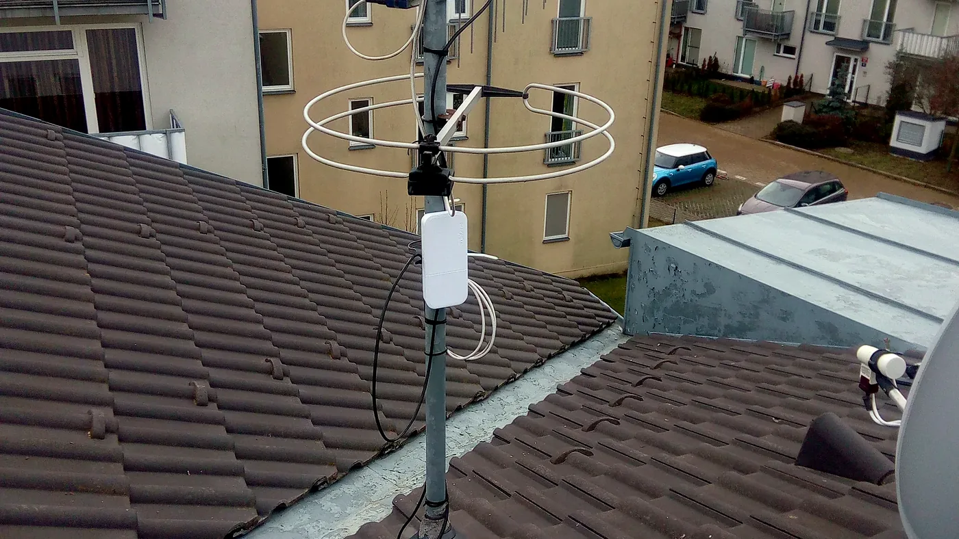Střešní instalace bezdrátového připojení na bytovém domě